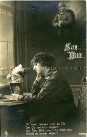 Frau beim Betrachten eines Soldatenbildnisses