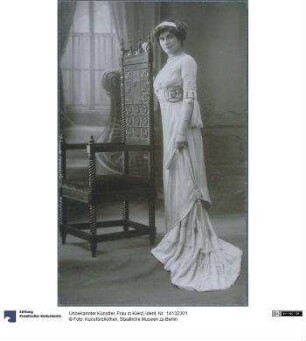 Frau in Kleid