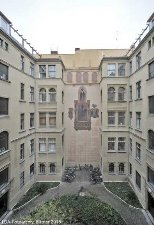 Vorgarten und Innenhof Viktoria-Luise-Platz 12A; Berlin, Tempelhof-Schöneberg