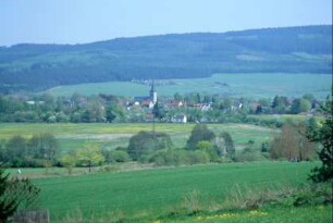 Blick auf den Ort und die Landschaft