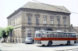 Budaörs: Bushaltestelle am alten Haus