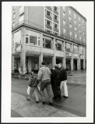Neue Dresdner Galerie mit „Untermieter“, Thälmann-Straße (heute Wilsdruffer Straße)