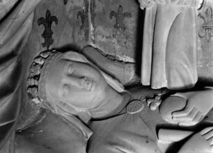 Grabmal der Maria von Ungarn — Oberseite, Totenbett der Königin