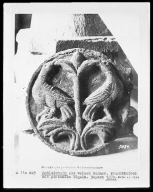 Schlußstein mit Darstellung zweier Vögel, die an einem Fruchtkolben picken