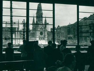 Blick vom Bahnhof Zoo auf die Kaiser-Wilhelm-Gedächtniskirche