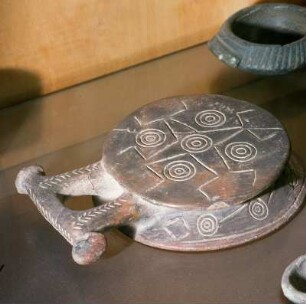 Kykladenpfanne von Syros : Iraklion. Archäologisches Museum XVII175. Kykladenpfanne von Syros. Frühbronzezeitliche Kultur von Syros und Naxos. 2500-2000 v. Chr