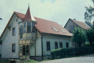 Haus mit Turmanbau über Eingang