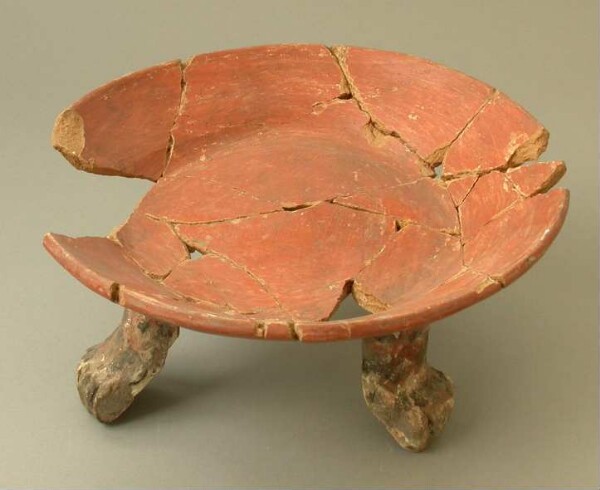 Tripod bowl made of clay