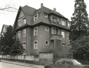 Dresden-Blasewitz, Hofmannstraße 41. Wohnhaus (Mietvilla) (um 1910). Straßenansicht mit Einfriedung