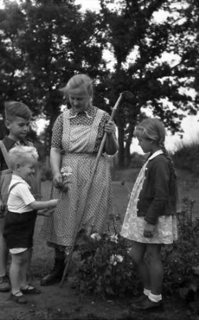 Nierswalde: Frau Friesen mit Kindern