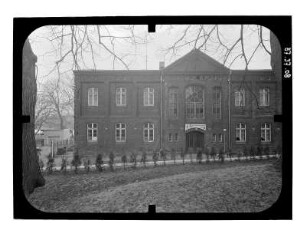 Lübz, Schulstraße 8. Schule. Eingangsfront (Teilansicht)