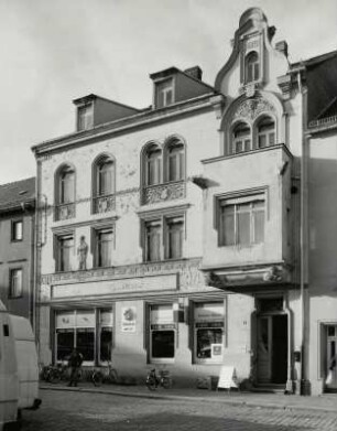 Mügeln, Wohn-und Geschäftshaus : Mügeln (Kreis Torgau-Oschatz), Wohn- und Geschäftshaus, Markt 6, 1827 begonnen, Straßenansicht