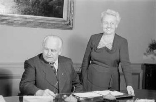 Reportage: Präsident Wilhelm Pieck im Schloss Niederschönhausen : Wilhelm Pieck mit seiner Tochter Elly Winter am Schreibtisch