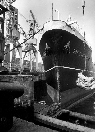 Hamburg. Im Hafen wird das Frachtschiff "Royston Grange" entladen. Die in Jutesäcke gepackte Ladung wird mittels Kran in einen Leichter verladen