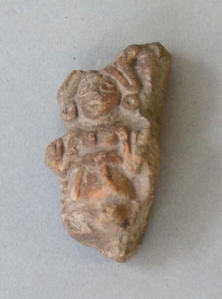 Figurine en argile (fragment de récipient)