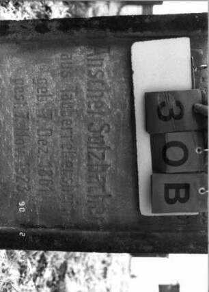 Grabstein 30 (Index: 100116127) Material: Sandstein Zustand: verwittert mit teilweisem Textverlust Maße HxBxT: 118x68x21 cm Beschreibung: aufgesockelte Stele mit eingezogenem Rundbogenabschluß, eingetieftes Schriftfeld: Grabstein 30B