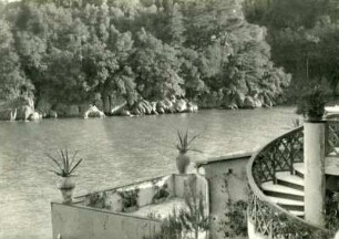 Terrassengarten einer Villa. Treppe mit Aussichtspunkt aufs Wasser (vielleicht an der Küste von Amalfi)
