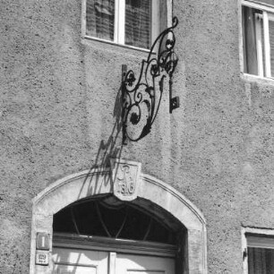 Ausleger mit Schlüssel : Ausleger mit Schlüssel. Schmiedeeisen. Bischofswerda, Kirchgasse 1, Wohnhaus