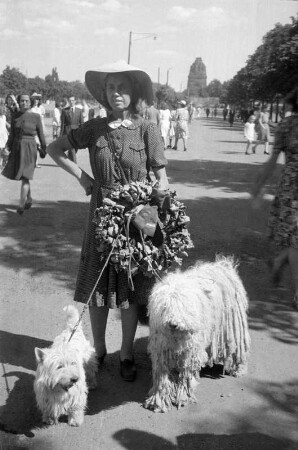 Leipzig. Portrait einer Teilnehmerin mit zwei Hunden und Trophäe. Blick zum Völkerschlachtdenkmal