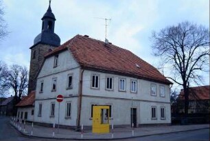 ehemaliges Schulgebäude; Telefonzelle