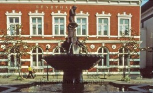 Marktplatz: im Vordergrund Gänseliesel-Brunnen, dahinter Stadthaus