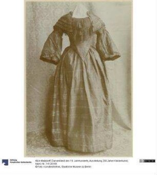 Damenkleid des 19. Jahrhunderts, Ausstellung 200 Jahre Kleiderkunst