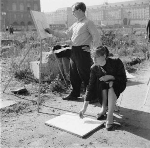 Dresden-Altstadt, Ernst-Thälmann-Straße (Wilsdruffer Straße). Baustelle Nordseite. Zeichnende Studenten der Kunsthochschule