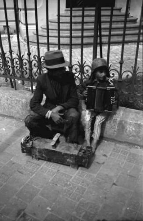 Bukarest: Kleiner Junge mit Ziehharmonika, mit Schuhputzer