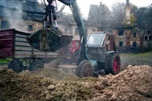 Verfallenes Schloss Harbke, die Wirtschaftsgebäude werden/wurden von einer LPG verwendet. Das Hauptgebäude des Schlosses wurde allerdings stark vernachlässigt, sodass es zunehmend verfiel und heute nur noch als Ruine erhalten geblieben ist. Harbke