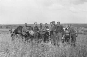 Zweiter Weltkrieg. Frontbilder. Sowjetunion. Gruppe von Angehörigen der deutschen Wehrmacht, vor einem Pferdefuhrwerk stehend