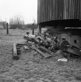 Hoyerswerda-Dörgenhausen. Bockwindmühle (1707, 1920 zerlegt, 1920/1922 Wiederaufbau). Detail: Mühlensockel, daneben abgelegte Rutenwelle und Mühlsteine