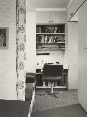 Drehstuhl : Musterschlafzimmer (1972; Deutsche Bauakademie). Drehstuhl vor Arbeitsplatz