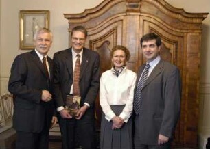Soiree "Bertrand Roth und sein Dresdener-Musiksalon"; Dr. Thomas Bürger, Generalkonsul Hans Dürig, Birgit Ladrón de Guevara (Hausherrin), José Manuel Ladrón de Guevara (Hausherr und Kunsthändler)