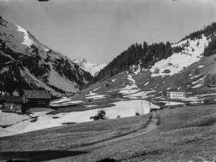 Walsersiedlung : Blick durch die Häuser des Walserdorfes Mittelberg.