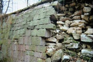 Stützmauer am Terrassenfriedhof, teilweise eingefallen