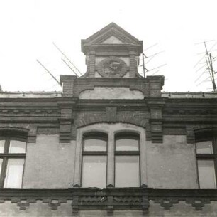 Cottbus, Friedrich-Ebert-Straße 47. Wohn-und Geschäftshaus (um 1895). Fenster u. Nebengiebel