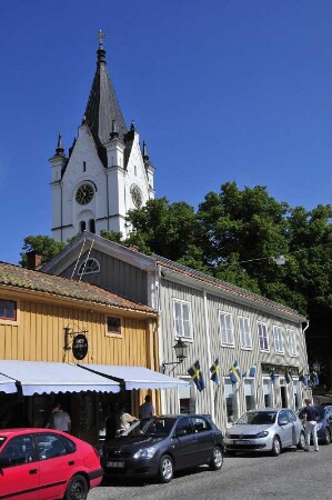 Kleinstadt Nora - Kirchturm und Häuser am Markt : Häuser am Markt und der Kirchturm, aufgenommen in der Kleinstadt Nora am 26. Juli 2012