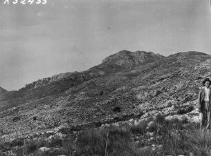Der Puig des Teix : Das Bergmassiv Puig des Teix in der Serra de Tramuntana. Am rechten Bildrand ein Mann