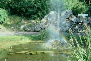 Regenbogen im Springbrunnen, Teich, Steine