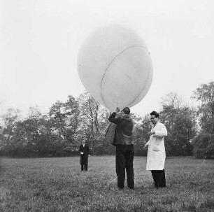 Radebeul-Wahnsdorf, Altwahnsdorf 12. Wetterwarte. Drei Mitarbeiter starten einen Wetterballon mit Radiosonde