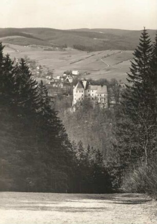 Sachsen. Osterzgebirge. Bärenstein. Blick über das Müglitztal von Osten auf Schloss und Ort