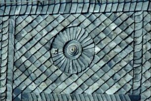 geschieferte Rosette an einem Haus
