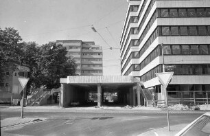 Bau von 125 Eigentumswohnungen auf dem Gelände der ehemaligen Gaststätte "Zum Felseneck" längs der Kriegsstraße und Gartenstraße durch die Baugemeinschaft Gutmann/Häberle/Mura