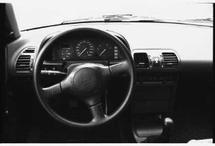 Vorstellung des Mazda 323 Fließheck GLX: Innenansicht: Lenkrad, Armaturenbrett, Instrumentenanzeigen