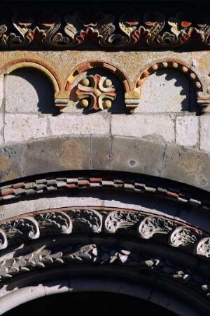 Deutschland. Rheinland Pfalz. Maria Laach. Abteikirche. Ornamente am Portal