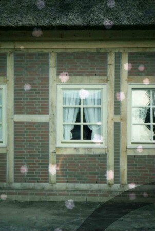 Papierholz 1: Gaststätte Zur Hahnheide: giebelständiges Bauernhaus mit Reetdach: neuer Querbau bei Fertigstellung: Detailaufnahme: Sprossenfenster