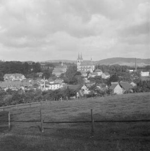 Blick auf Schirgiswalde mit der katholischen Kirche : Wid na Šěrachow a na katolsku cyrkej : Schirgiswalde / Šěrachow