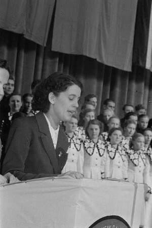 Kulturveranstaltung anlässlich des Internationalen Mädchentags : Raymonde Dien während einer Rede