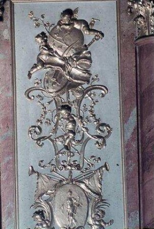 Stuckfelder mit ornamentalem und figuralem Dekor