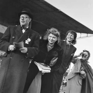Galopprennbahn Hoppegarten, Zuschauer bei einem Pferderennen, rechts schaut Elisabeth Gremmler durch ein Fernglas